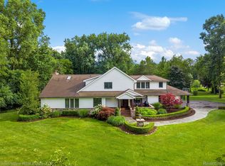 2525 Bretby Dr, Troy, MI 48098