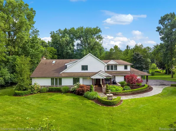 2525 Bretby Dr, Troy, MI 48098