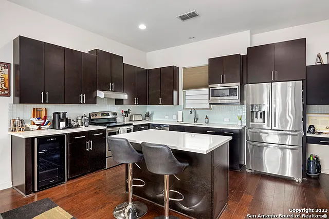 223 W Laurel — Photo 4