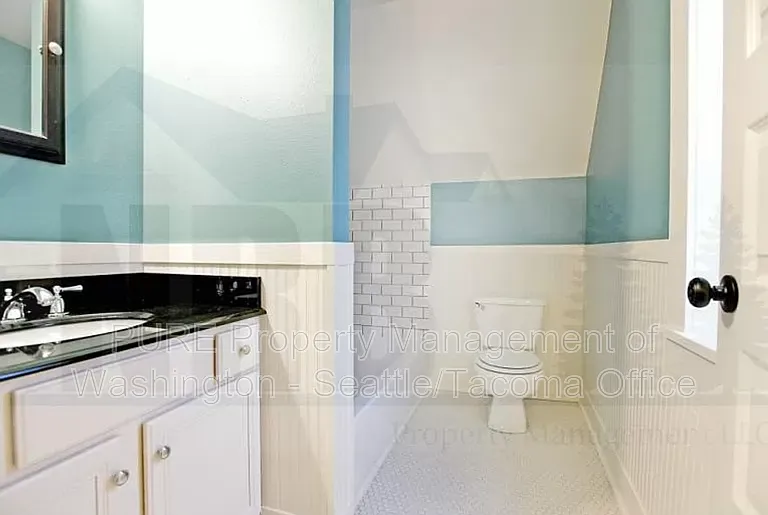 623 N Steele St — Photo 11