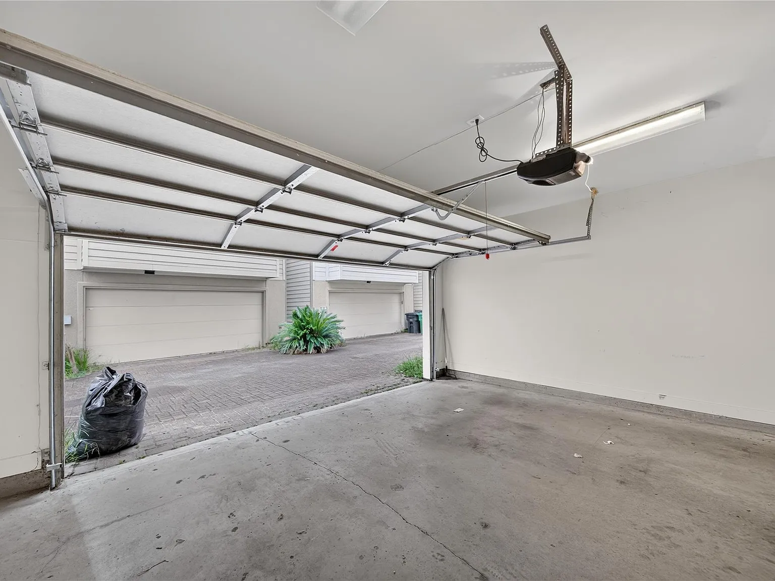 3 bed, 3.5 bath, 2483 sqft, $3,100 — Photo 4