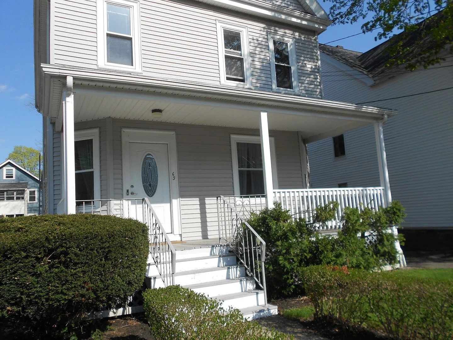 Huge 4 bedroom unit with A/C, in-unit laundry and parking in Oak Square! — Photo 2