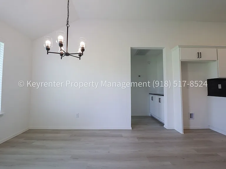 2908 S Redwood Ave — Photo 19