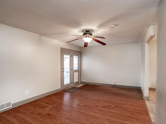 3rd image of 1002 E Will Rogers Dr