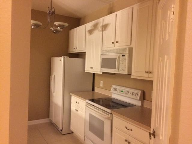 Galley kitchen - Fridge has indoor ice and water