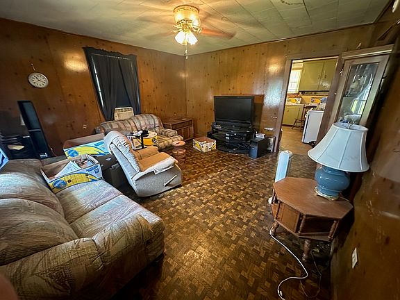 5th image of 634 Olive St