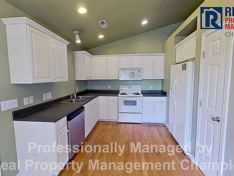 627 Tabor Ln — Photo 6