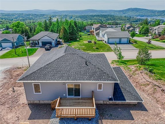 4th image of 76 Squire Dr