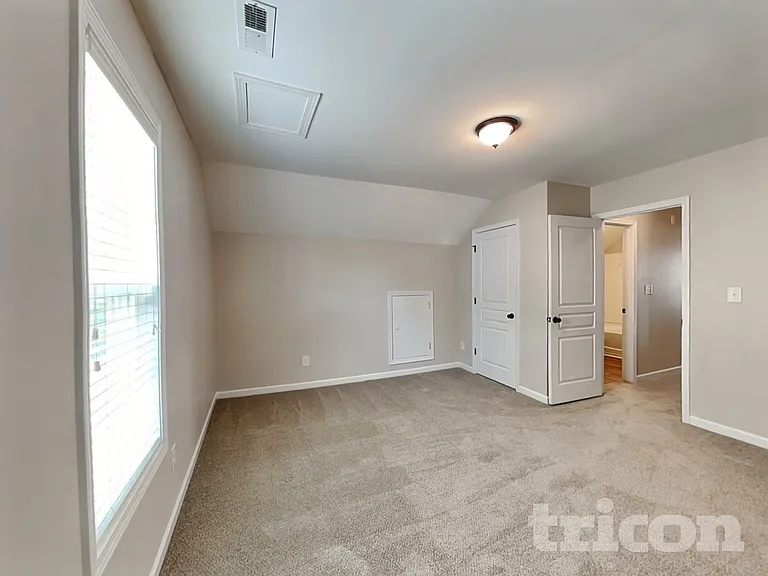 557 McCarthy Dr — Photo 13