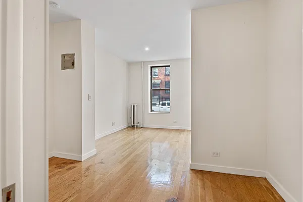 Rented by Safdie Realty Group | media 15