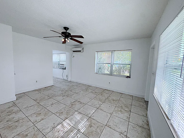 511 SE 2nd Ave #2 — Photo 33