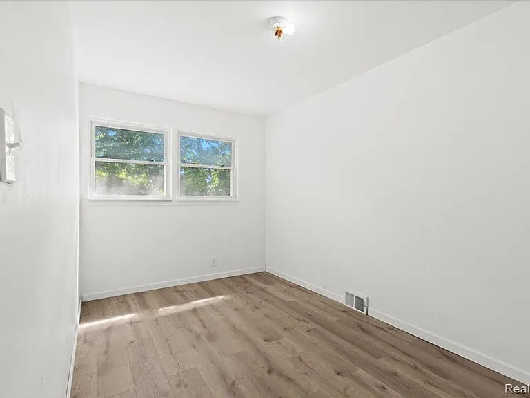 1919 Ackley Ave — Photo 10