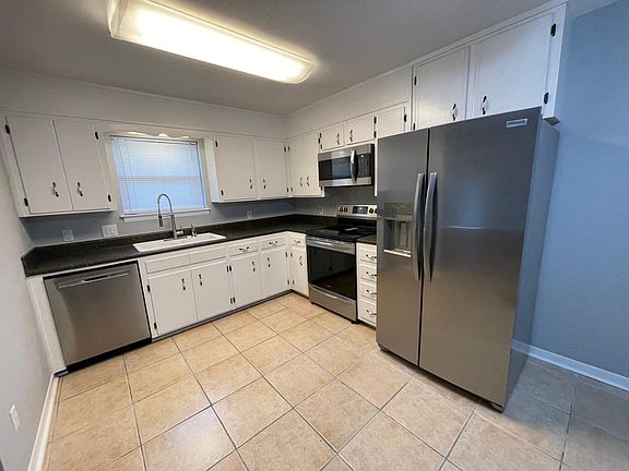 4th image of 1613 Green Briar Pkwy APT B