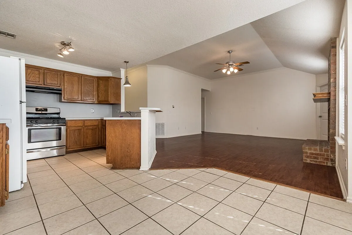 3 bed, 2.0 bath, 1339 sqft, $1,695 — Photo 4