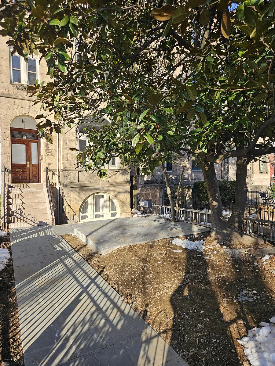 Front yard with magnolia - 1012 E Capitol St NE #UP