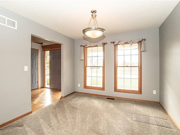 2nd image of 109 SW Oakmont Dr