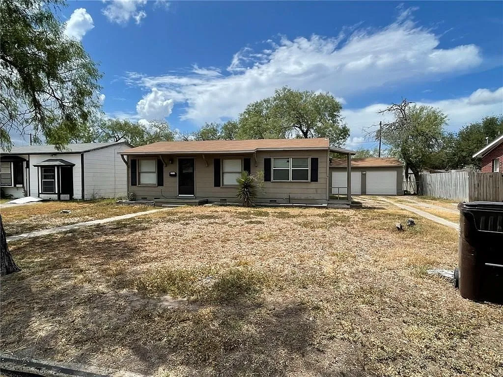 3 bed, 1.0 bath, 1045 sqft, $1,400 — Photo 1
