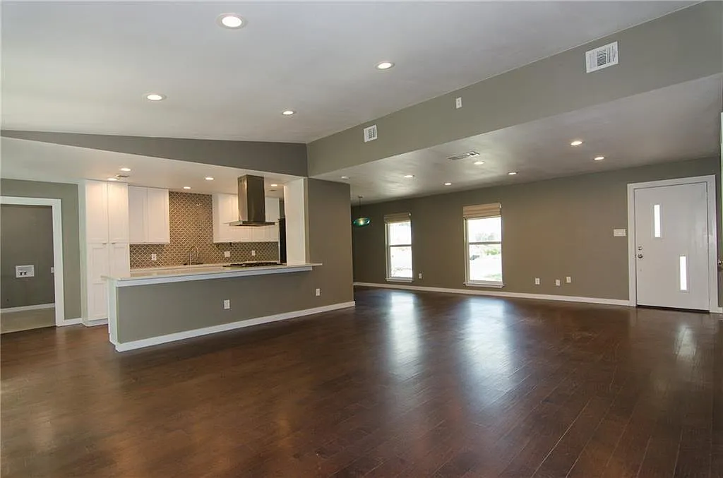 3 bed, 2.0 bath, 1563 sqft, $3,100 — Photo 3