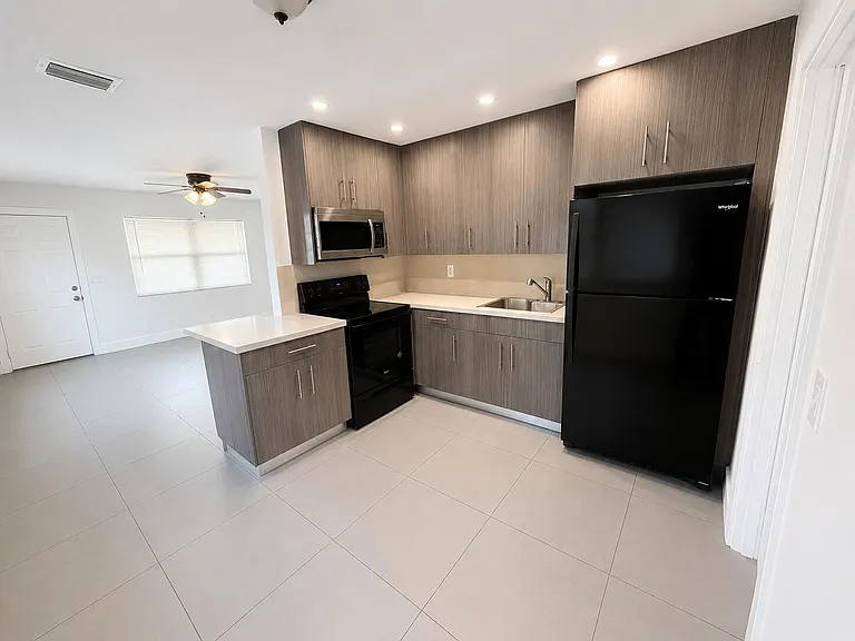 719 SW 7th St #2 — Photo 1
