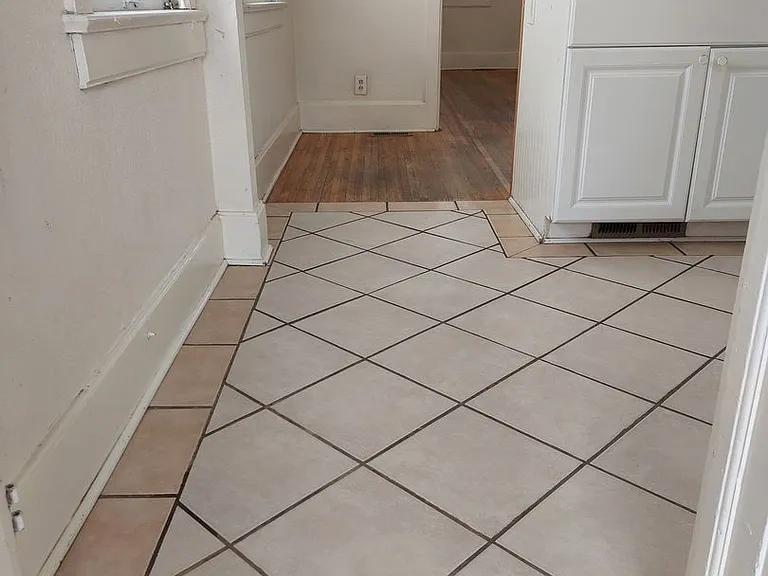 College Housing - 4 bedrooms — Photo 9