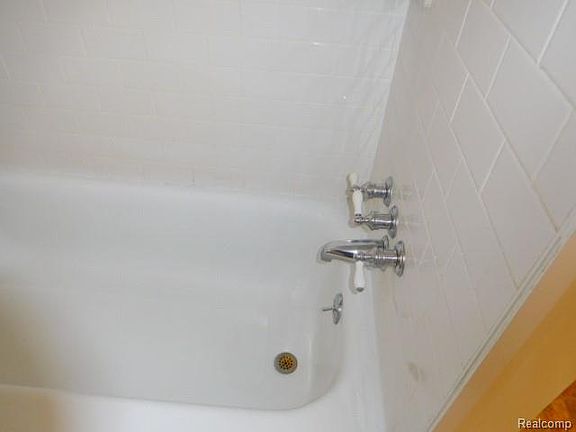 5th image of 28327 Alden St