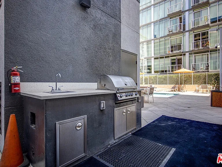 645 W 9th St #609 — Photo 27