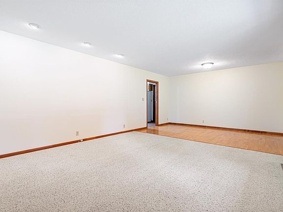 5th image of 904 W Elgin St