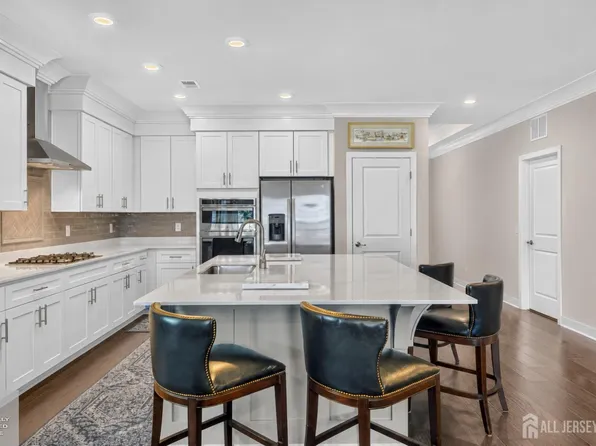 2 Vizcaya Dr, Monroe Township, NJ 08831