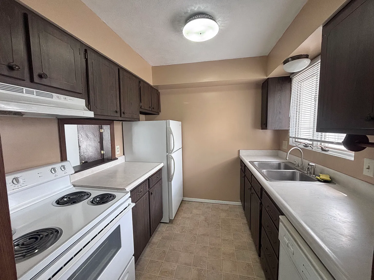 2 bed, 1040 sqft, $859 — Photo 4