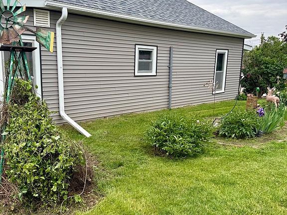 4th image of 705 Maple St