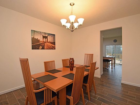 3rd image of 5364 Hollybrook Ln