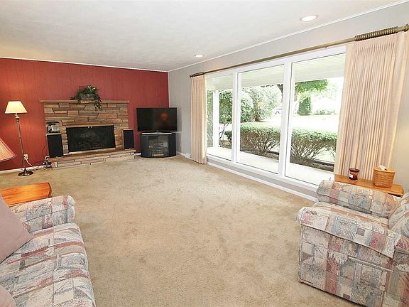 4th image of 10401 Geneva Dr
