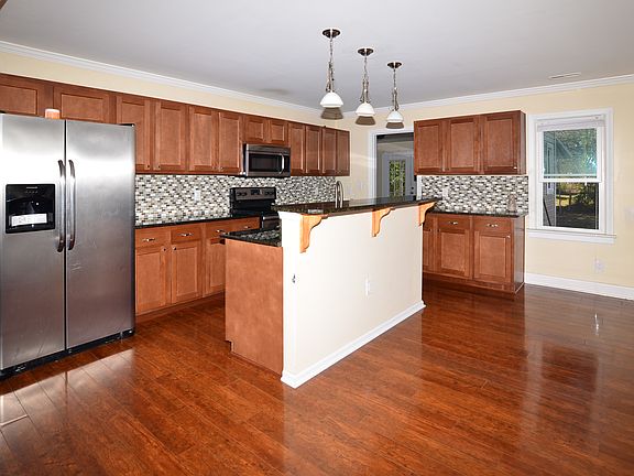 Kitchen w/Breakfast Bar