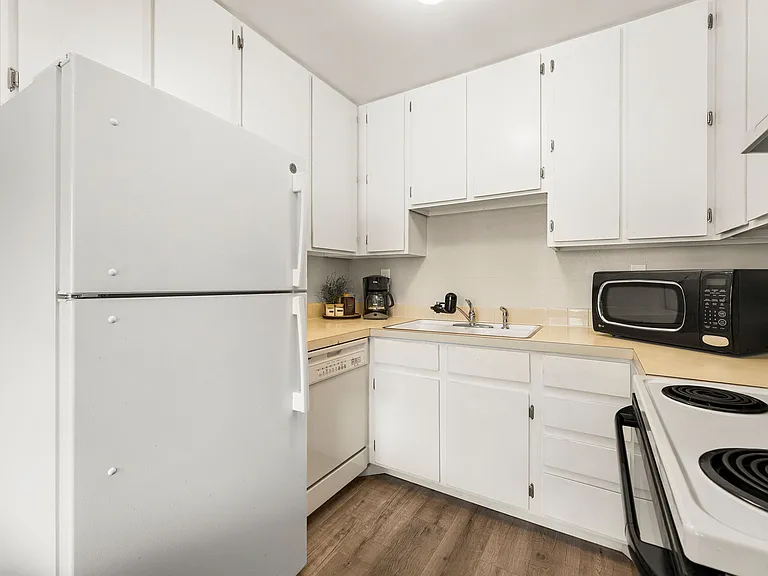 1209 W Plum St #B11 — Photo 8