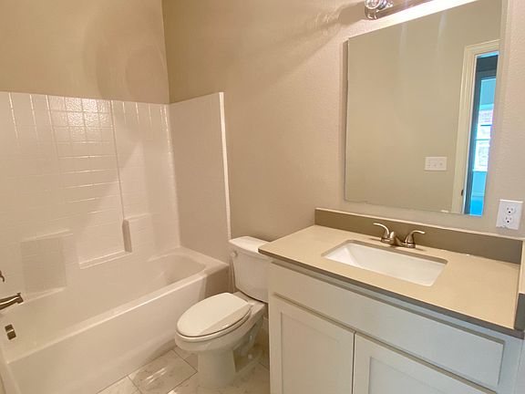 3rd image of 2915 Peony Dr