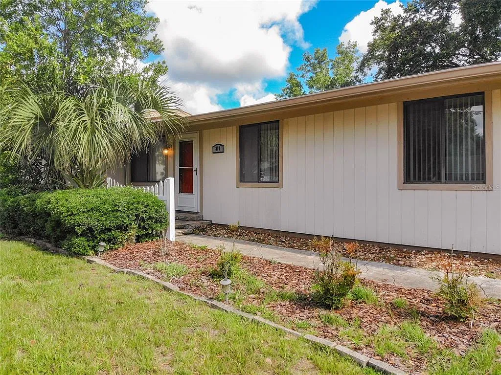3 bed, 2.0 bath, 1440 sqft, $2,425 — Photo 2