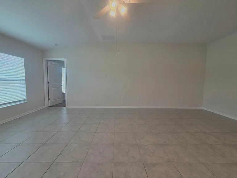327 Macarthur St — Photo 3