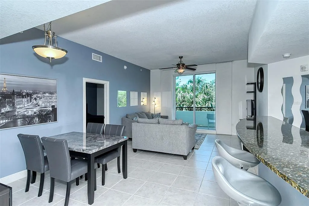 2 bed, 2.0 bath, 1323 sqft, $4,200 — Photo 4