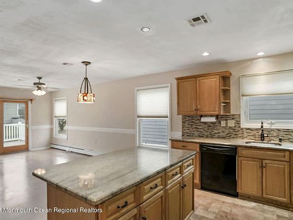 3rd image of 42 Doral Dr