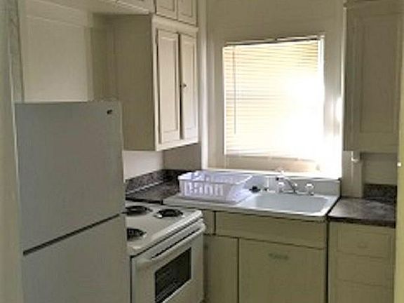 small working kitchen picture 2