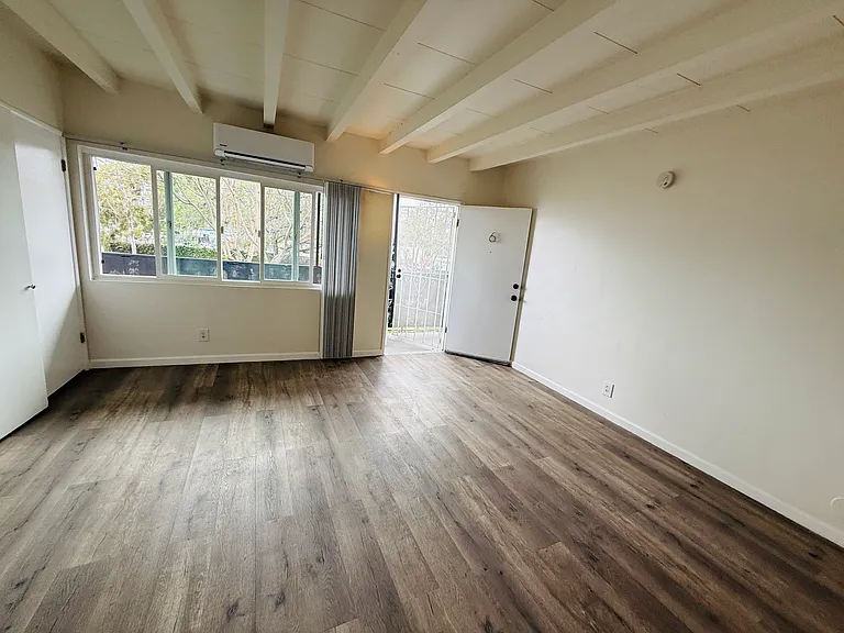 728 E Walnut St #7 — Photo 17