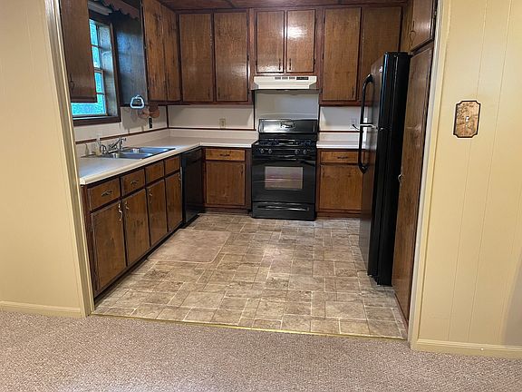 Kitchen with dishwasher, fridge & stove