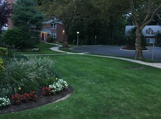 82 Edwards St APT 1A, Roslyn Heights, NY 11577