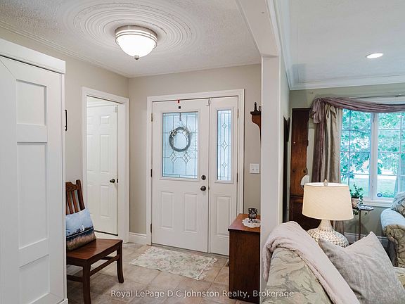 3rd image of 103 Grenville St N