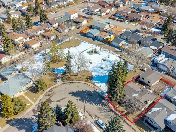 221 W Madeira Cres NE, Calgary, AB T2A 4N3