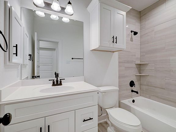 5th image of 4002 Elmwood St #B