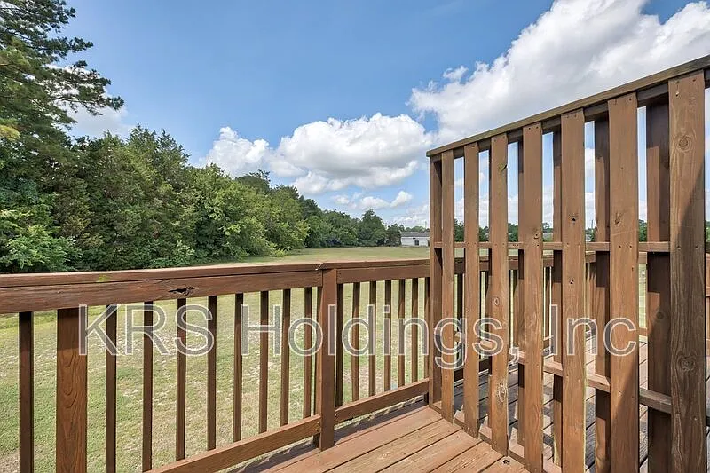 2 bed, 1.0 bath, 825 sqft, $1,295 — Photo 2