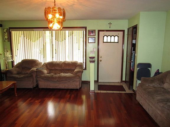 3rd image of 2454 N Luna Ave