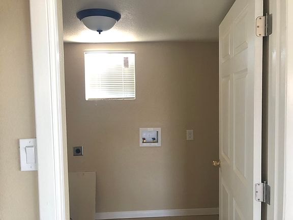 5th image of 10372 Yellowstone St