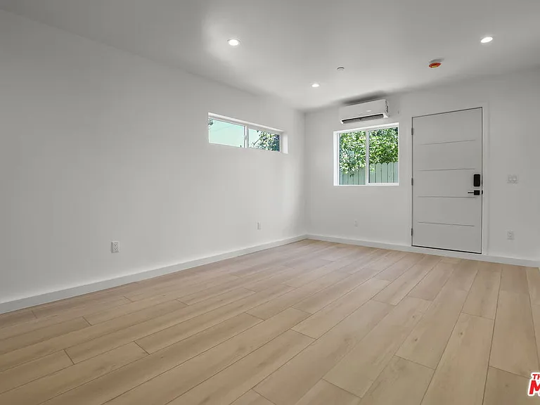 11010 Hortense St #1/4 — Photo 8